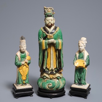 Trois figures en grès émaillé sancai, Chine, Ming