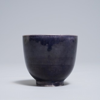 Une tasse à vin en porcelaine de Chine monochrome aubergine, marque de Jiajing, 19/20ème