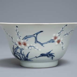 Un bol en porcelaine de Chine bleu, blanc et rouge sur fond céladon, Kangxi