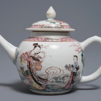 Une théière couverte en porcelaine de Chine famille rose, Yongzheng