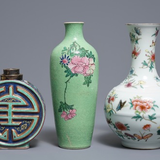 Trois vases en porcelaine de Chine famille rose, deux marques de Qianlong, 19/20ème
