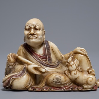 Een Chinese Shoushan zeepstenen figuur van een Luohan, 18/19e eeuw