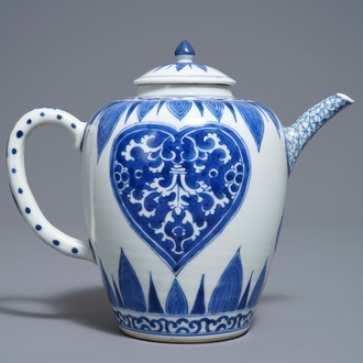 Une grande théière couverte en porcelaine de Chine bleu et blanc, Kangxi