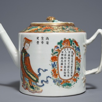 Une théière couverte en porcelaine de Chine famille rose à décor 'Wu Shuang Pu', 19ème