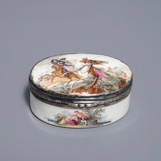 Een porseleinen snuifdoos met verguld zilveren montuur, Frankrijk of Duitsland, 18e eeuw