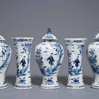 Une garniture de cinq vases en faïence de Delft bleu et blanc à décor de chinoiserie, 1ère moitié du 18ème