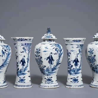 Een blauwwit Delfts vijfdelig kaststel met chinoiserie decor, 1e helft 18e eeuw