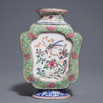 Een Chinese Canton email vaas met vogels bij bloemen, Qianlong