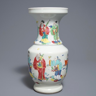 Un vase en porcelaine de Chine famille rose à décor d'Immortels, Yongzheng