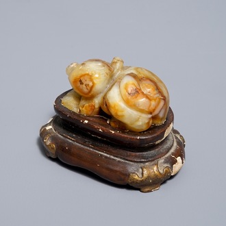Une figure d'un tigre en jade céladon et rouille, Ming
