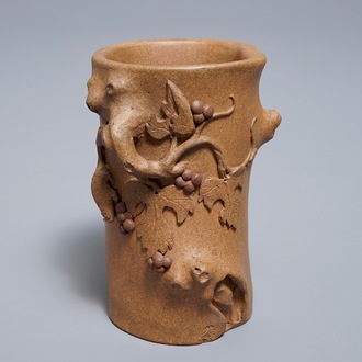 Un pot à pinceaux en grès de Yixing à décor en relief, marque de Maiolin, 18/19ème