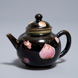 Une petite théière couverte en porcelaine de Chine famille rose sur fond noir, Yongzheng/Qianlong