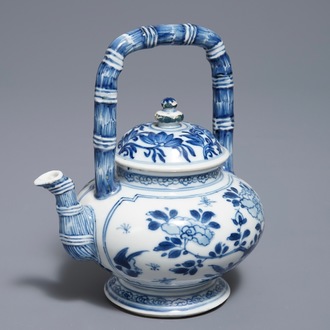 Une théière couverte en porcelaine de Chine bleu et blanc, Kangxi