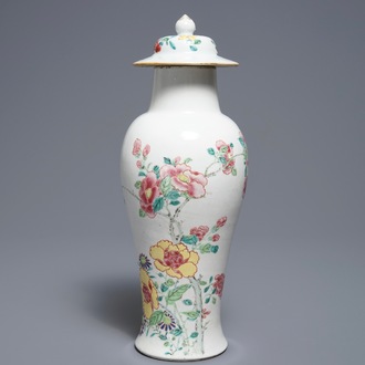 Un vase couvert en porcelaine de Chine famille rose à décor de papillons, Yongzheng