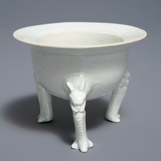 Een Chinese driepotige qingbai wierookbrander, Song of Yuan