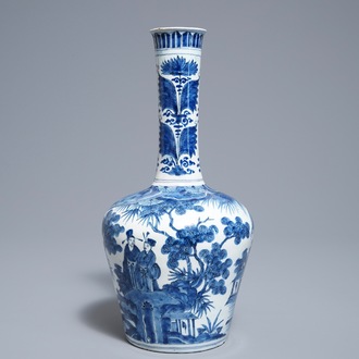 Un vase en faïence de Delft bleu et blanc à décor de chinoiserie, 18ème