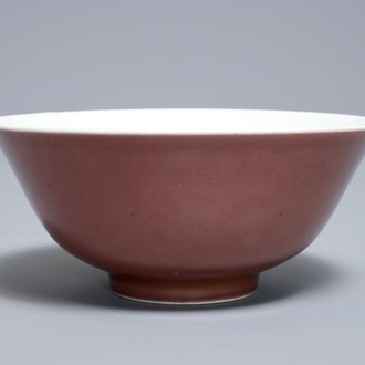 Un bol en porcelaine de Chine rouge monochrome, marque de Daoguang, 19/20ème