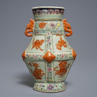 Un vase en porcelaine de Chine famille rose à fond céladon, marque de Qianlong, 19ème