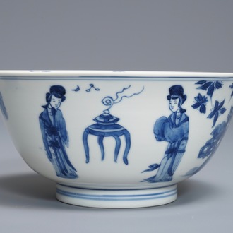 Un bol en porcelaine de Chine bleu et blanc à décor de longues dames, Kangxi