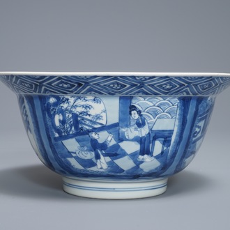 Een Chinese blauwwitte klapmutskom met figurendecor, Kangxi merk en periode