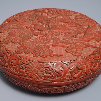 Een Chinese dekseldoos in rode lak met drakendecor, Qianlong merk, 18/19e eeuw