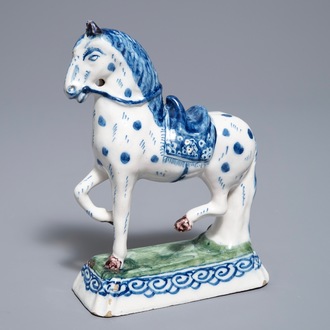 Een fijn Delfts model van een paard op basement, 18e eeuw