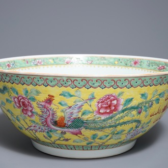 Een Chinese famille rose 'draken en feniksen' kom voor de Straits of Peranakan markt, Guangxu merk en periode