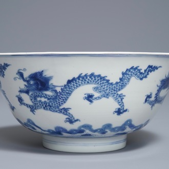 Un bol en porcelaine de Chine bleu et blanc à décor de dragons, marque et époque de Kangxi