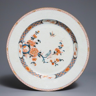 Un grand plat en porcelaine de Chine rose-Imari à décor incisé, Yongzheng/Qianlong