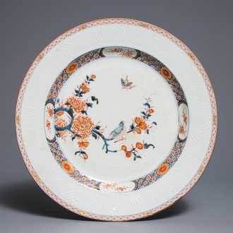 Een grote Chinese rose-Imari schotel met onderglazuur decor, Yongzheng/Qianlong