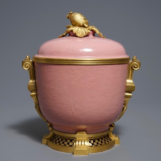 Un bol couvert monté en bronze doré en porcelaine rose monochrome, Samson, Paris, 19ème