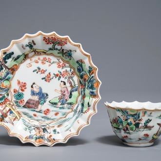 Une tasse et soucoupe en porcelaine de Chine famille rose à décor de pêcheurs, Yongzheng
