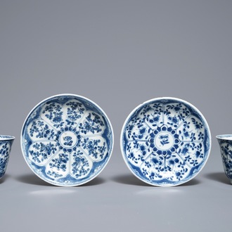 Une paire de tasses et soucoupes en porcelaine de Chine bleu et blanc aux marques Johanneum, Kangxi