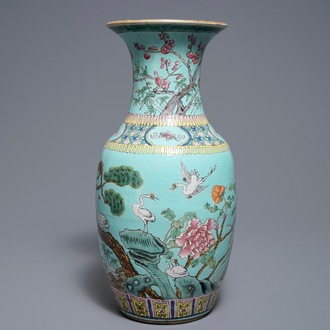 Un vase en porcelaine de Chine famille rose sur fond turquoise, 19ème