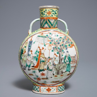 Un vase de forme gourde en porcelaine de Chine famille verte, marque de Xuande, 19ème