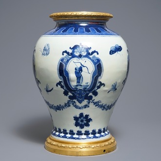 Une fontaine en porcelaine de Chine bleu et blanc à monture en bronze ormolu, Qianlong, vers 1740