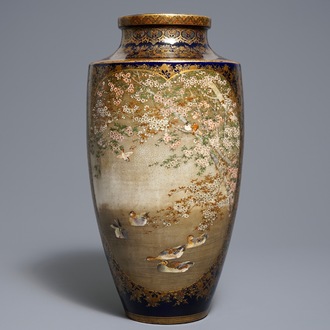 Un vase à décor d'oiseaux et canards en porcelaine de Japon, marque de Kinkozan, Satsuma, Meiji, 19ème