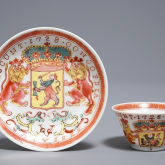 Une tasse et soucoupe en porcelaine de Chine famille rose armorié pour le VOC, datée 1728, Yongzheng