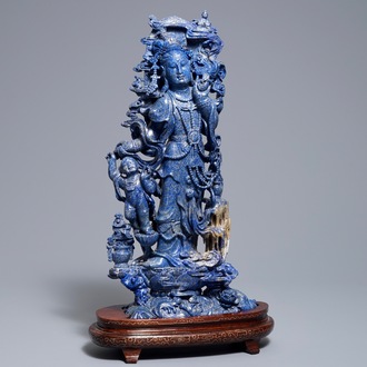 Un grand modèle de Guanyin en lapis lazuli sculpté, Chine, 20ème