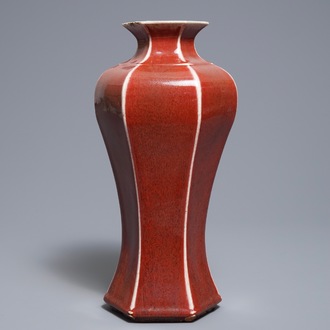 Un vase de forme meiping hexagonale en porcelaine de Chine sang de boeuf monochrome, 19ème