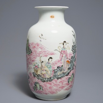 Een Chinese famille rose vaas met onsterfelijken, Qianlong merk, Republiek, 20e eeuw