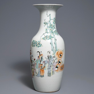 Un vase en porcelaine de Chine qianjiang cai à décor de figures dans un paysage, 19/20ème