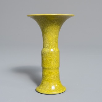 Un petit vase de forme gu en porcelaine de Japon jaune monochrome et craquelé, Awaiji, Edo, 19ème