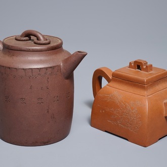 Twee Chinese Yixing steengoed theepotten, Republiek, 20e eeuw
