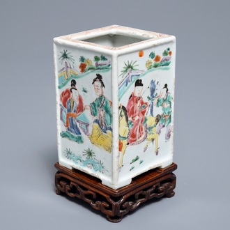 Un pot à pinceaux en porcelaine de Chine famille rose sur socle en bois, Yongzheng/Qianlong