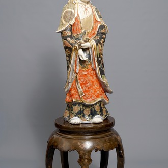 Une grande figure de Kannon en porcelaine Satsuma de Japon sur socle en bois laqué, Meiji, 19/20ème