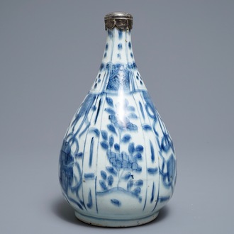 Un vase en porcelaine de Chine bleu et blanc à monture en argent, Wanli