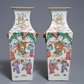 Une paire de vases de forme carré en porcelaine de Chine famille rose, 19ème