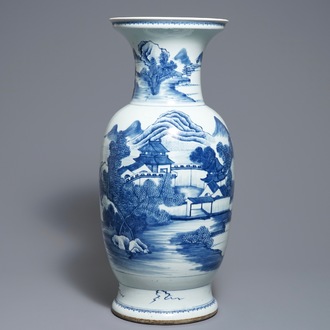Un vase en porcelaine de Chine bleu et blanc à décor d'un paysage, 19ème