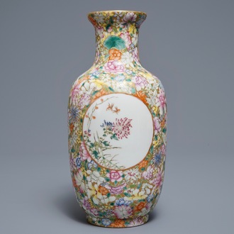 Un vase en porcelaine de Chine famille rose à décor millefleurs, marque de Qianlong, 20ème
